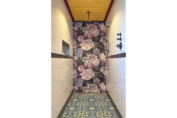 Foto van Vrijstaand Huis aan Kanaal in Friesland - Vakantiehuis in Jistrum / Skûlenboarch - BathRoom