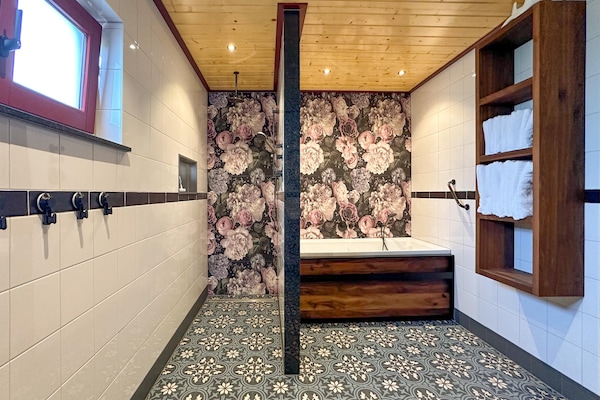 Foto van Vrijstaand Huis aan Kanaal in Friesland - Vakantiehuis in Jistrum / Skûlenboarch - BathRoom