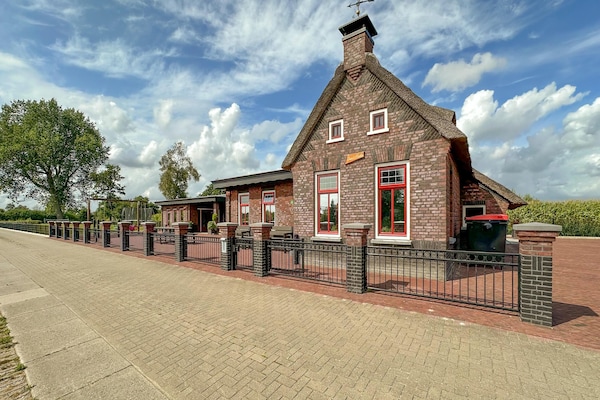 Foto van Vrijstaand Huis aan Kanaal in Friesland - Vakantiehuis in Jistrum / Skûlenboarch - ExteriorSummer