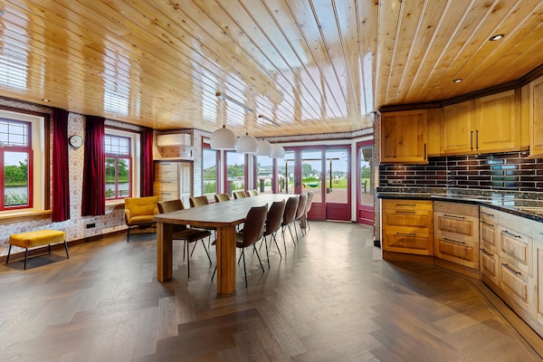 Foto van Vrijstaand Huis aan Kanaal in Friesland - Vakantiehuis in Jistrum / Skûlenboarch - LivingRoom