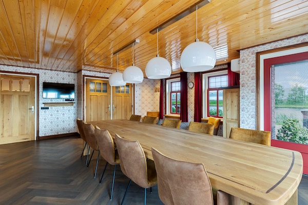 Foto van Vrijstaand Huis aan Kanaal in Friesland - Vakantiehuis in Jistrum / Skûlenboarch - LivingRoom