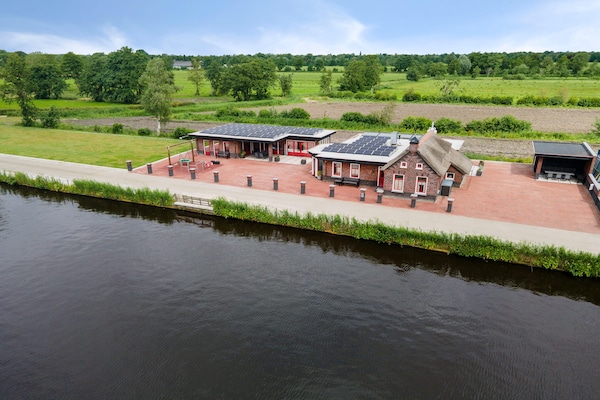 Foto van Vrijstaand Huis aan Kanaal in Friesland - Vakantiehuis in Jistrum / Skûlenboarch - ExteriorSummer