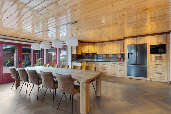 Foto van Vrijstaand Huis aan Kanaal in Friesland - Vakantiehuis in Jistrum / Skûlenboarch - DiningRoom