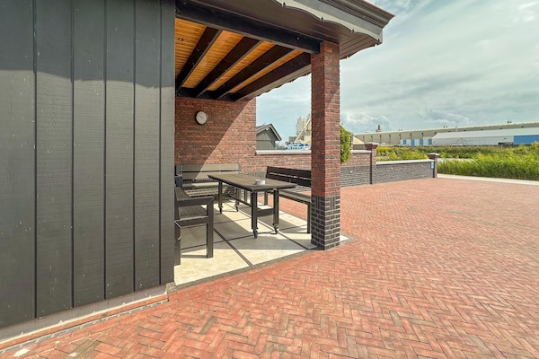 Foto van Vrijstaand Huis aan Kanaal in Friesland - Vakantiehuis in Jistrum / Skûlenboarch - TerraceBalcony