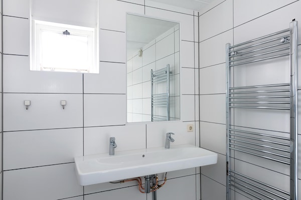 Foto van Bungalow met sauna en natuur - Vakantiehuis in Friesland - BathRoom