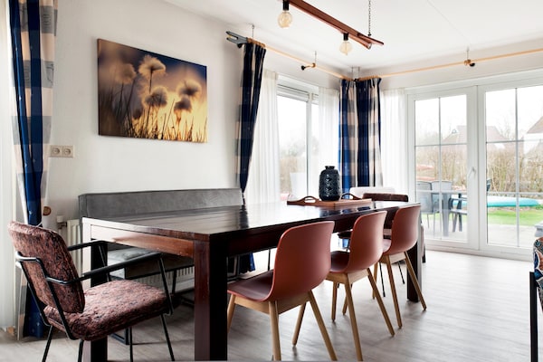 Foto van Bungalow met sauna en natuur - Vakantiehuis in Friesland - DiningRoom