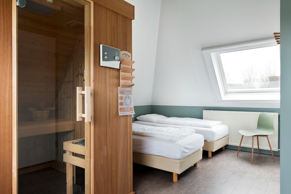 Foto van Bungalow met sauna en natuur - Vakantiehuis in Friesland - BedRoom
