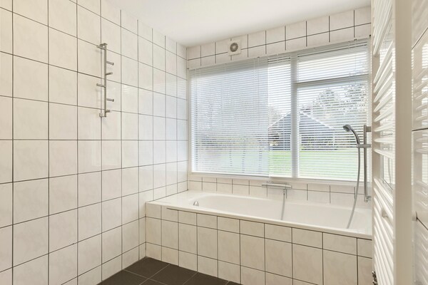 Foto van Huis met sauna op een borijk vakantiepark - Vakantiehuis in Midlaren - BathRoom
