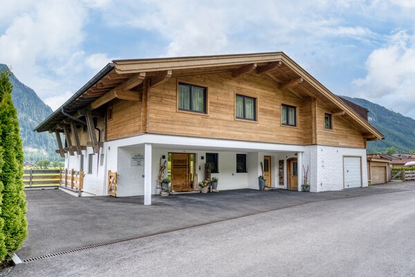 Foto van Chalet in Neukirchen met Bergzicht - Vakantiehuis in Neukirchen - ExteriorSummer