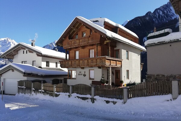 Foto van Chalet in Mayrhofen bij Skiliften - Vakantiehuis in Mayrhofen - ExteriorWinter
