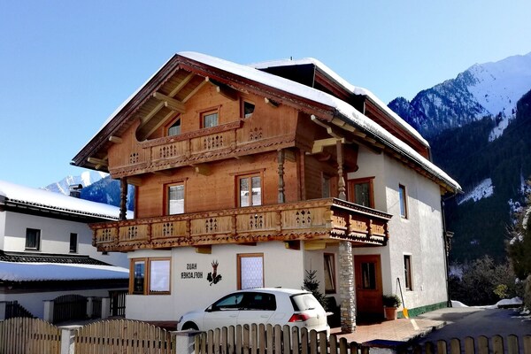 Foto van Chalet in Mayrhofen bij Skiliften - Vakantiehuis in Mayrhofen - ExteriorWinter