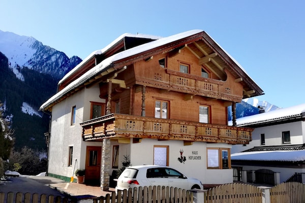 Foto van Chalet in Mayrhofen bij Skiliften - Vakantiehuis in Mayrhofen - ExteriorWinter