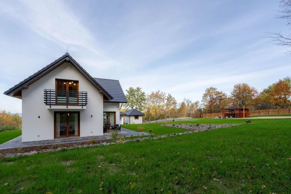 Foto van Comfortabele vakantievilla met sauna en jacuzzi - Vakantiehuis in Marcyporeba - ExteriorSummer