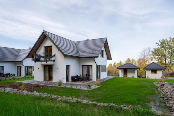 Foto van Comfortabele vakantievilla met sauna en jacuzzi - Vakantiehuis in Marcyporeba - ExteriorSummer
