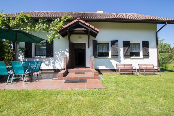 Foto van Groot vakantiehuis met tuin in Lubiatów - Vakantiehuis in Lubiatowo - ExteriorSummer