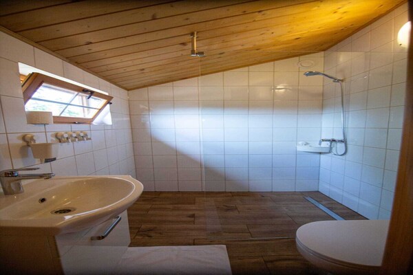 Foto van Bungalow in Miedzyzdroje bij Oostzeestrand - Vakantiehuis in Miedzyzdroje - BathRoom