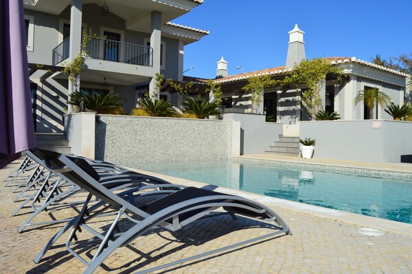 Foto van Moderne villa met zwembad - Vakantiehuis in Carvoeiro - TerraceBalcony