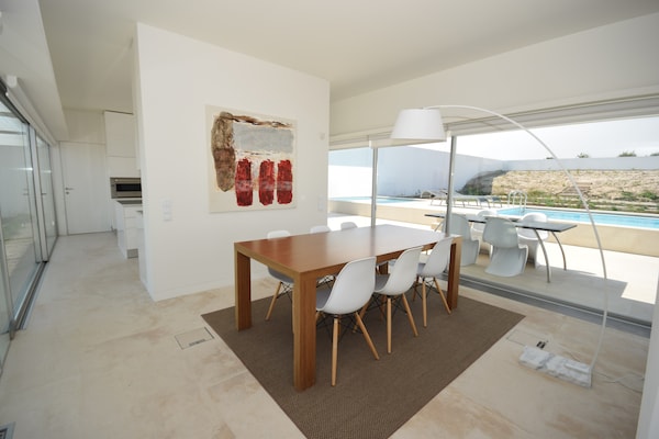 Foto van Morden architecturale villa in Lissabon - Vakantiehuis in Vau - DiningRoom