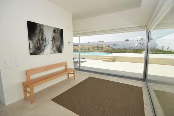 Foto van Morden architecturale villa in Lissabon - Vakantiehuis in Vau - HallReception