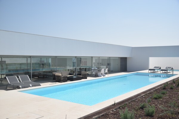 Foto van Morden architecturale villa in Lissabon - Vakantiehuis in Vau - PoolOfHouse