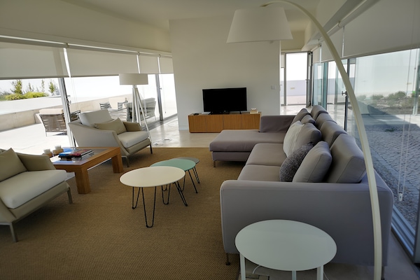 Foto van Morden architecturale villa in Lissabon - Vakantiehuis in Vau - LivingRoom