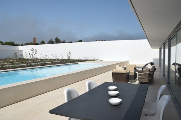 Foto van Morden architecturale villa in Lissabon - Vakantiehuis in Vau - TerraceBalcony
