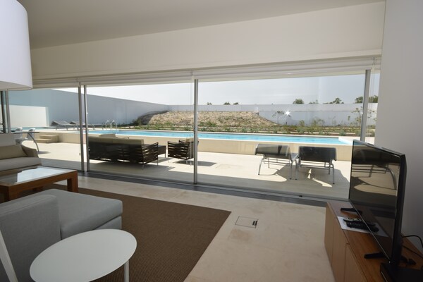 Foto van Morden architecturale villa in Lissabon - Vakantiehuis in Vau - LivingRoom