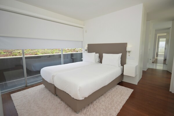 Foto van Morden architecturale villa in Lissabon - Vakantiehuis in Vau - BedRoom