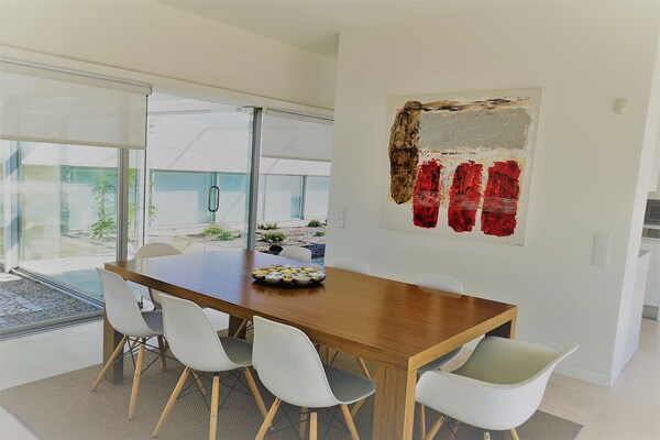 Foto van Morden architecturale villa in Lissabon - Vakantiehuis in Vau - DiningRoom