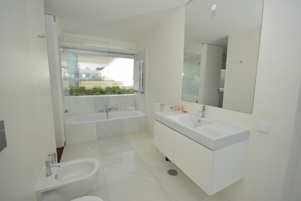 Foto van Morden architecturale villa in Lissabon - Vakantiehuis in Vau - BathRoom