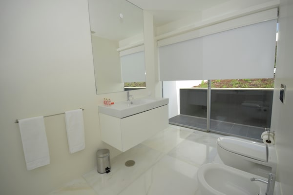 Foto van Morden architecturale villa in Lissabon - Vakantiehuis in Vau - BathRoom