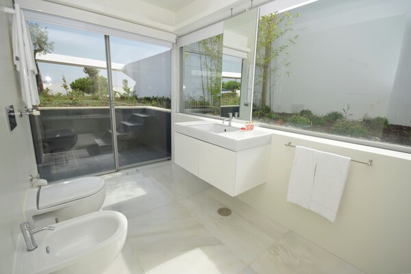 Foto van Morden architecturale villa in Lissabon - Vakantiehuis in Vau - BathRoom