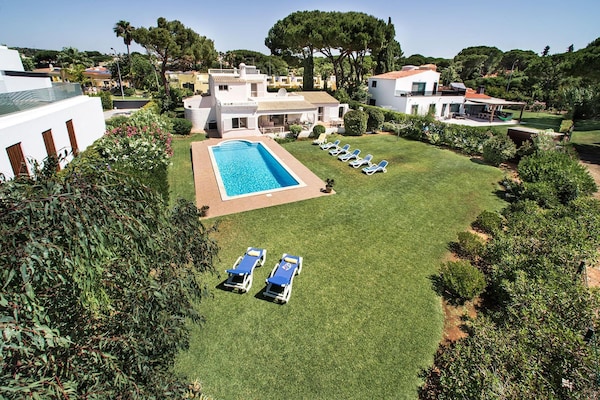 Foto van 4BR Villa Near Vilamoura Old Course - Vakantiehuis in Vilamoura - ExteriorSummer