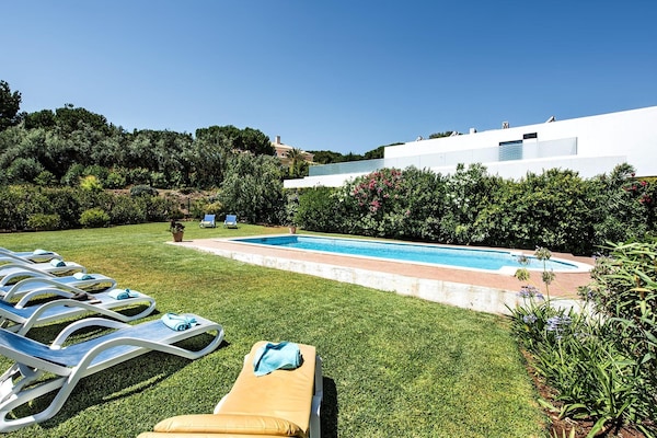 Foto van 4BR Villa Near Vilamoura Old Course - Vakantiehuis in Vilamoura - PoolOfHouse