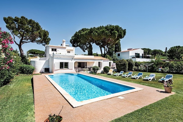 Foto van 4BR Villa Near Vilamoura Old Course - Vakantiehuis in Vilamoura - PoolOfHouse