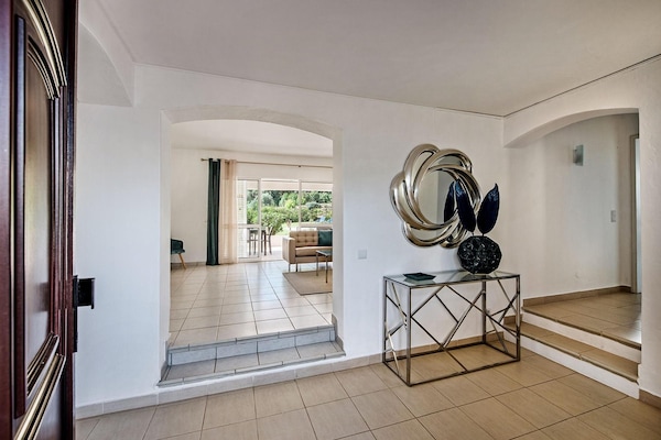 Foto van 4BR Villa Near Vilamoura Old Course - Vakantiehuis in Vilamoura - Landing