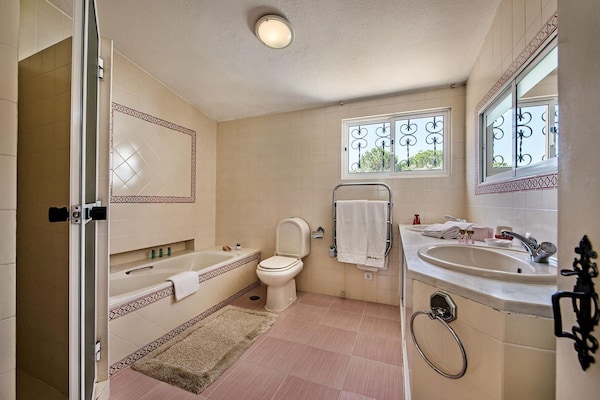 Foto van 4BR Villa Near Vilamoura Old Course - Vakantiehuis in Vilamoura - BathRoom