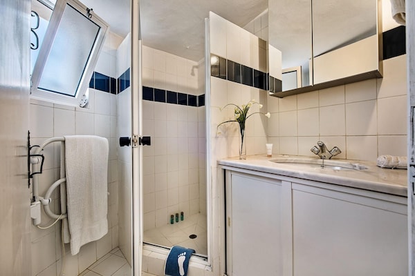 Foto van 4BR Villa Near Vilamoura Old Course - Vakantiehuis in Vilamoura - BathRoom