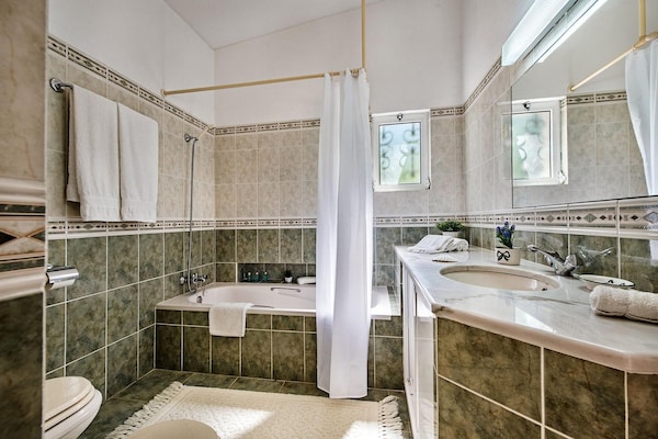Foto van 4BR Villa Near Vilamoura Old Course - Vakantiehuis in Vilamoura - BathRoom