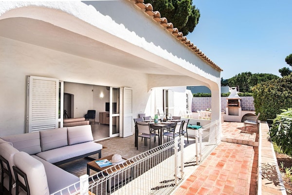 Foto van 4BR Villa Near Vilamoura Old Course - Vakantiehuis in Vilamoura - TerraceBalcony