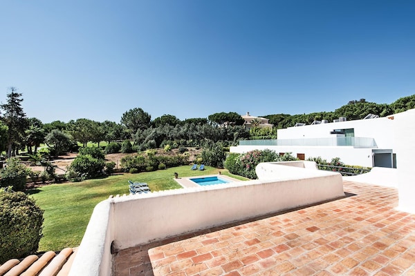 Foto van 4BR Villa Near Vilamoura Old Course - Vakantiehuis in Vilamoura - TerraceBalcony