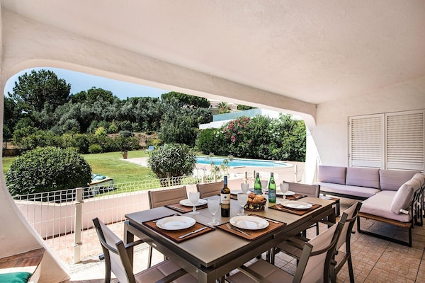 Foto van 4BR Villa Near Vilamoura Old Course - Vakantiehuis in Vilamoura - TerraceBalcony
