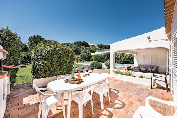 Foto van 4BR Villa Near Vilamoura Old Course - Vakantiehuis in Vilamoura - TerraceBalcony