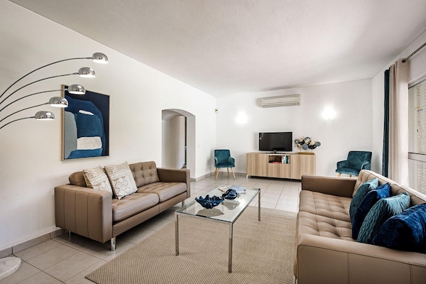 Foto van 4BR Villa Near Vilamoura Old Course - Vakantiehuis in Vilamoura - LivingRoom