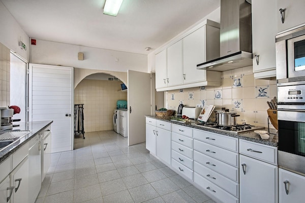 Foto van 4BR Villa Near Vilamoura Old Course - Vakantiehuis in Vilamoura - Kitchen