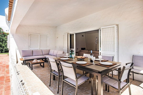 Foto van 4BR Villa Near Vilamoura Old Course - Vakantiehuis in Vilamoura - TerraceBalcony