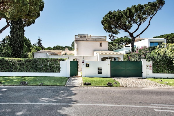 Foto van 4BR Villa Near Vilamoura Old Course - Vakantiehuis in Vilamoura - ExteriorSummer