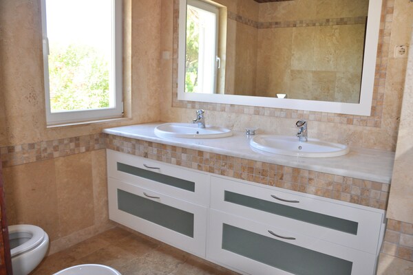 Foto van Villa in Vilamoura met privézwembad & BBQ - Vakantiehuis in Vilamoura - BathRoom