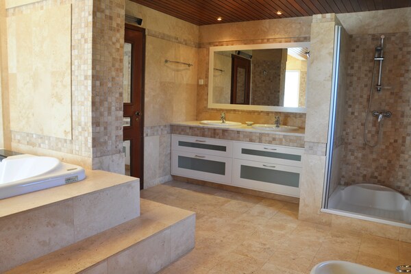 Foto van Villa in Vilamoura met privézwembad & BBQ - Vakantiehuis in Vilamoura - BathRoom
