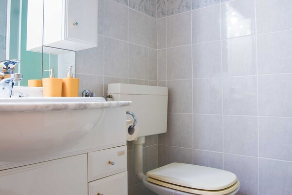 Foto van Rustic Authentic Holiday Home with Terrace and Wood Stove - Three Bedroom Holiday Home with Terrace - BathRoom